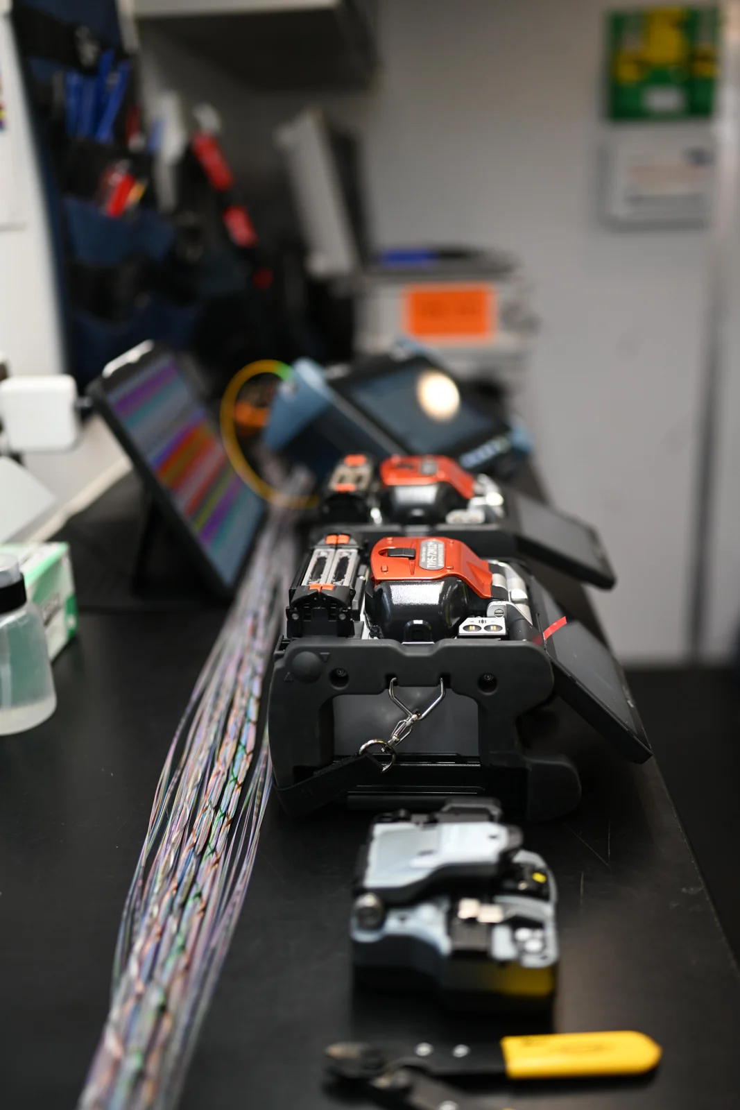 Fibers and splicing equipment arranged on an Altum Star workbench